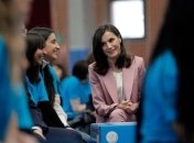 Элегантная королева Летиция совершила выход в сиреневом костюме (Фото)