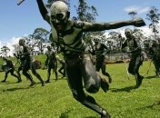 Без лица и человечности: необычная жизнь папуасов из племени скелетов (Фото) 