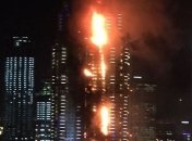 В центре Дубая загорелся небоскреб