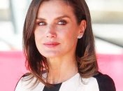 Когда белый - твой ходовой цвет: Королева Летиция на мероприятии в кожаных штанах (Фото)