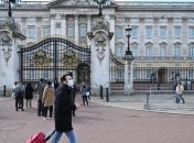 СМИ: Один из помощников Елизаветы II заразился коронавирусом