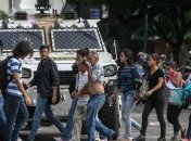 В столице Венесуэлы Каракасе в толпу протестующих въехал БТР