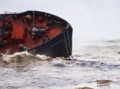 Одесситы собираются вокруг затонувшего танкера Delfi