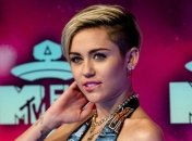 Майли Сайрус удивила публику странным нарядом