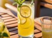 Этот лимонад прекрасно освежает в жару (изображение создано с помощью ИИ)