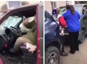 Жінка напала на співробітників ТЦК на Хмельниччині та пошкодила їхнє авто: їй загрожує смішний штраф