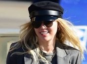 Майли Сайрус прогулялась с бойфрендом в аксессуаре от украинского дизайнера