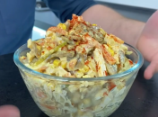 Цей салат можна їсти як щодня, так і на свято