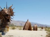 Реалистичные скульптуры в пустыне, от которых не отвести взгляд (Фото) 