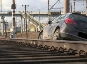 Хотел как в "Такси": одессит устроил переполох, застряв на авто посреди ж/д-путей