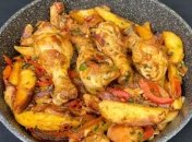 Курка з картоплею та овочами — неймовірно проста у приготуванні страва