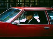 Пожилой мужчина за рулем