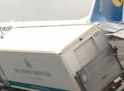 В Борисполе случилась авария: самолет зацепил крылом автомобиль