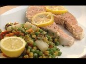 Филе лосося с тушёнными овощами