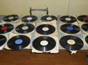 В РФ пытались вывезти старинные граммофон и книгу