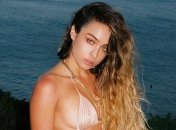 Обваляла в песке: 24-летняя фитнес-модель продемонстрировала подкачанную попу в бикини (фото)