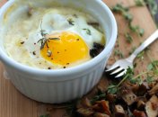 Яйца кокот: 3 варианта сытного завтрака