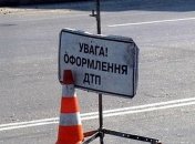 В Киеве автомобиль врезался в грузовик коммунальщиков