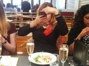 Смех до упаду: люди, которые не могут без своих гаджетов