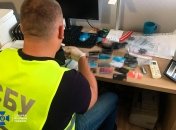 За тысячу гривен предлагал комплект для поездки за границу.