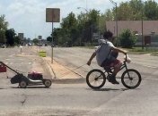 Мужчины развлекаются и делают разные смешные глупости