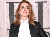 Энн Хэтэуэй в платье с глубоким декольте впервые вышла на красную дорожку после родов