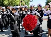 Будущий полицейский сделал предложение своей девушке прямо на выпускной церемонии (видео)