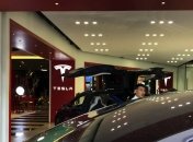 Капитализация Tesla упала на 21% за месяц: Главбух ушел в отставку