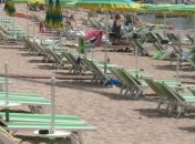 На черногорских пляжах туристам навязывают лежаки