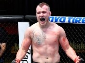Чемпион Украины забил соперника на турнире UFC (видео)