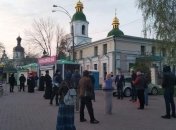 Благодатный огонь: Возле Киево-Печерской Лавры образовалась очередь (Фото)