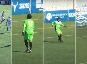 Не долго музыка играла: вратарь, празднуя свой гол, пропустил мяч с центра поля (видео)