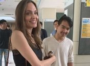 Анджелина Джоли рассказала о том, как проводила сына в университет (Видео)