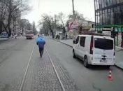 Украинец опоздал на трамвай и бегал с ним наперегонки, показывая водителю средний палец (видео)