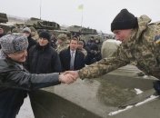 Порошенко передаст пограничникам боевую и специальную технику