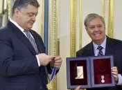 Президент наградил сенаторов Маккейна и Грэма