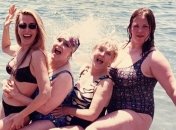 Сумская, Писанка и Роговцева: украинская актриса выложила архивное фото с отдыха