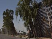 Часть мексиканской "стены Трампа" рухнула из-за ветра