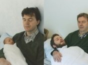 Братья воссоздали детские фото в подарок маме