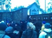 Яценюк: Наклейками ворота Захарченко украсили нардепы 