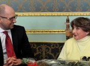 Яценюк в Черновцах встретился с вдовой Ивана Мыколайчука