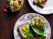 Яйца, запеченные в авокадо