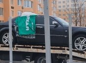 В Киеве мужчина умер за рулем и протаранил припаркованную машину