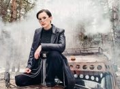 Как у Стендаля: солистка из Go_A заворожила красно-черным образом (фото)