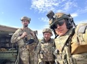 Боевой медик Николай Илийчук на псевдо "Микула" (справа) с побратимами