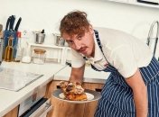 "Вы такое никогда не пробовали": Клопотенко поделился рецептом картофельного пирога с корицей (видео)