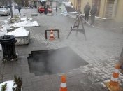 На улице баня: в центре Киева снова прорвало трубу