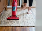 Как правильно пылесосить ковер: многие делают это не так