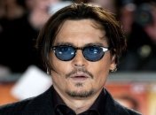 Джонни Депп накормил летучего мышонка (Видео)