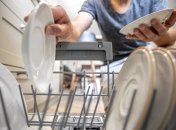 Посудомойка облегчает работу по дому